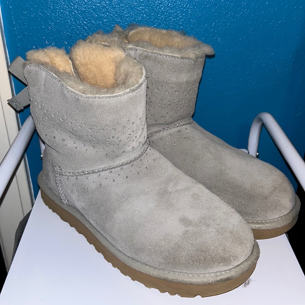 grey bow uggs size 8